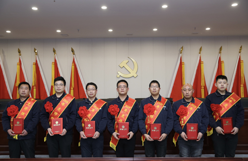 0206 修理能手從左至右依次為 邵冠峰、王寶玉、潘春樂、李龍、許特斯、韓利杰、寇增亮.jpg