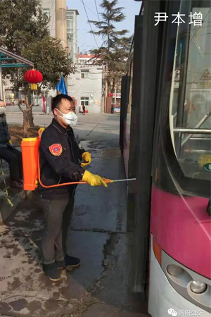 抗擊疫情，讓黨旗飄揚在公交防控一線