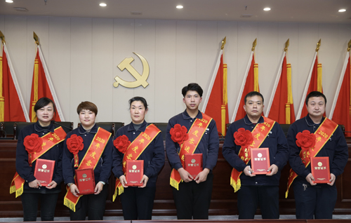 0205 客運(yùn)能手從左至右依次為 吳婷、李若芳、李彩霞、嚴(yán)成彬、姚乃遜、沈金雷.jpg