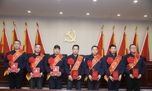 0202  標(biāo)兵從左至右依次為 苗田、尤建鵬、劉德斌、褚聰偉、王占峰、解偉強(qiáng)、馬群藝.jpg