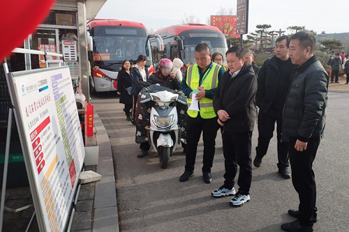 A1 集團(tuán)黨委書記、董事長(zhǎng)王保東到龍門石窟公交站調(diào)研